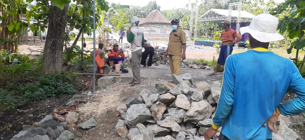 Tim Pelaksanak Kegiatan (TPK) Laksanakan Pembangunan TPT di Dusun Gayam RT. 003